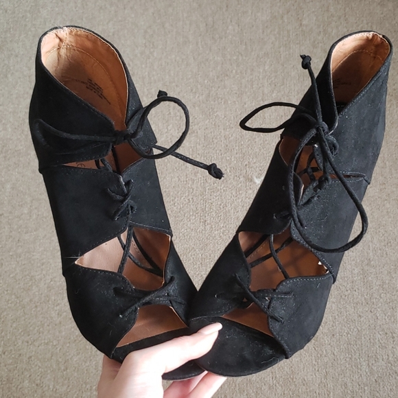 Black Stilleto Open-Toe Heels - Picture 6 of 6